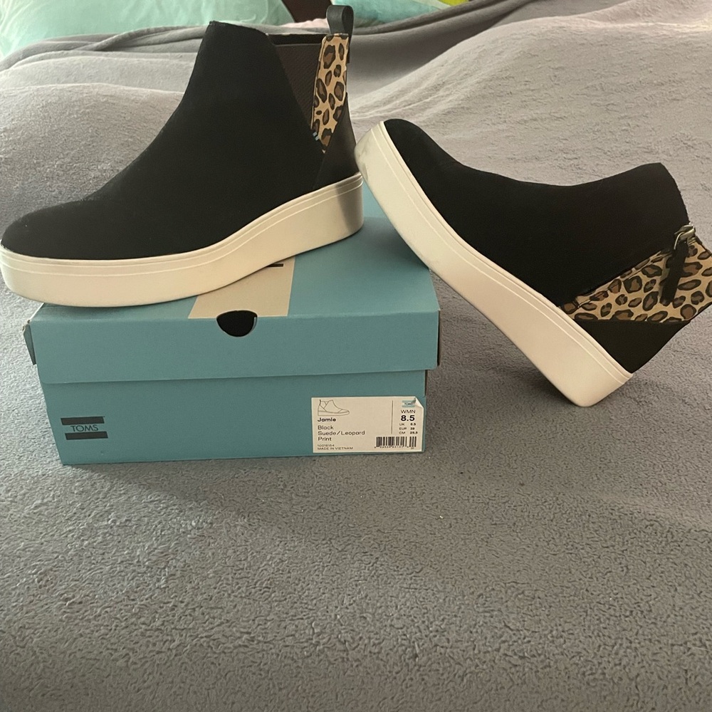 TOMS Jaime Black Suede/Leopard Print Sz 8.5 Barely used